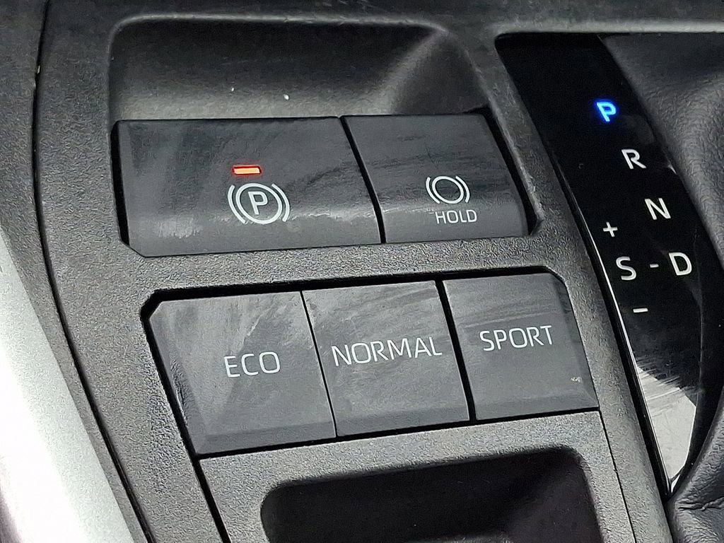 Used 2021 Toyota RAV4 LE image 24