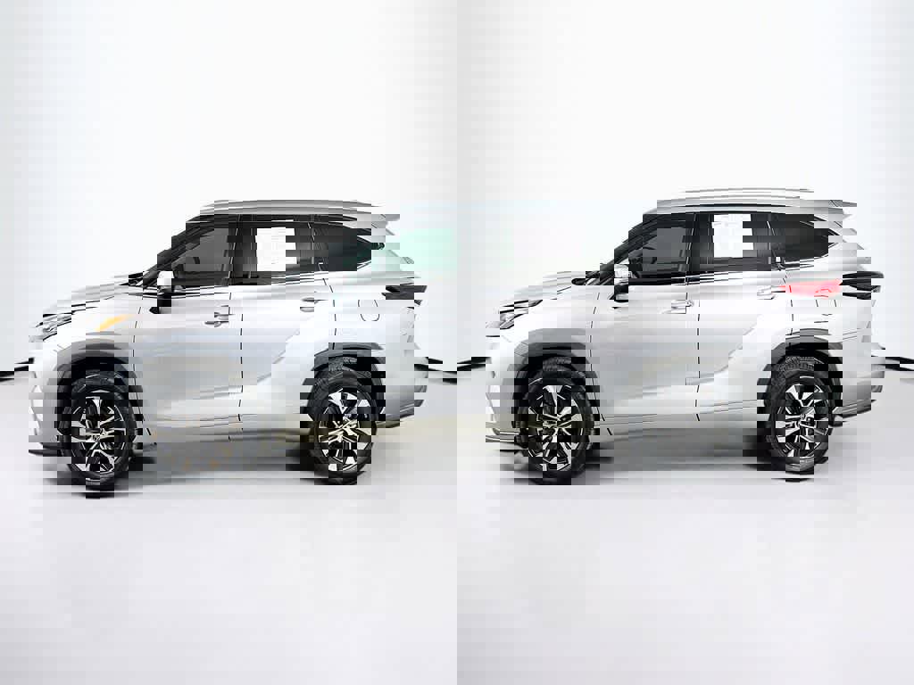 Used 2020 Toyota Highlander XLE image 3