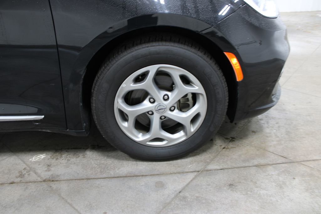 Used 2023 Chrysler Pacifica Limited FWD image 38