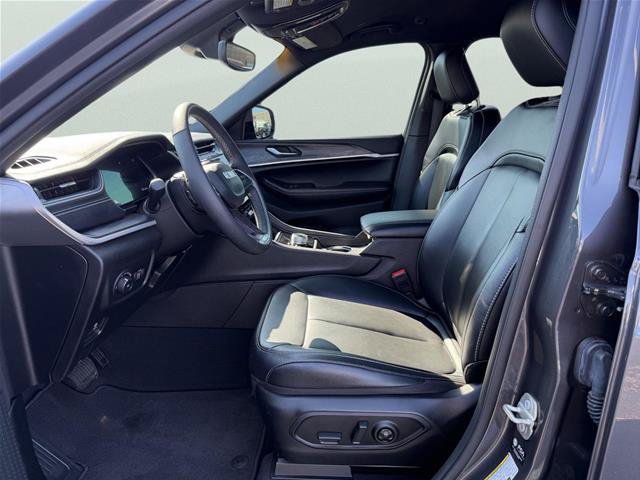 Used 2024 Jeep Grand Cherokee L Limited w/ Black Appearance Package AWD/4WD image 10