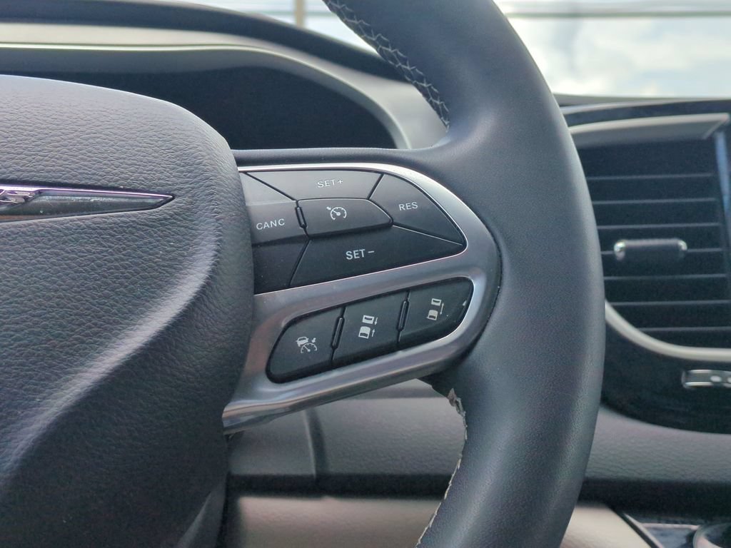 Used 2023 Chrysler Pacifica Touring-L FWD image 18