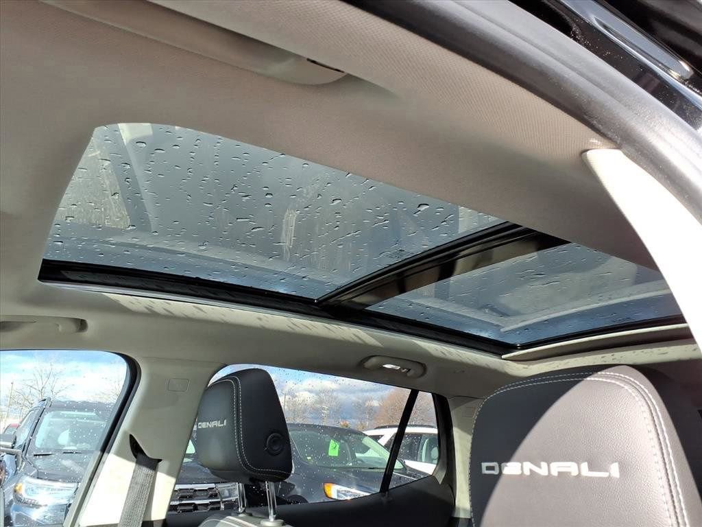 Used 2023 GMC Terrain Denali w/ Black Diamond Edition image 11