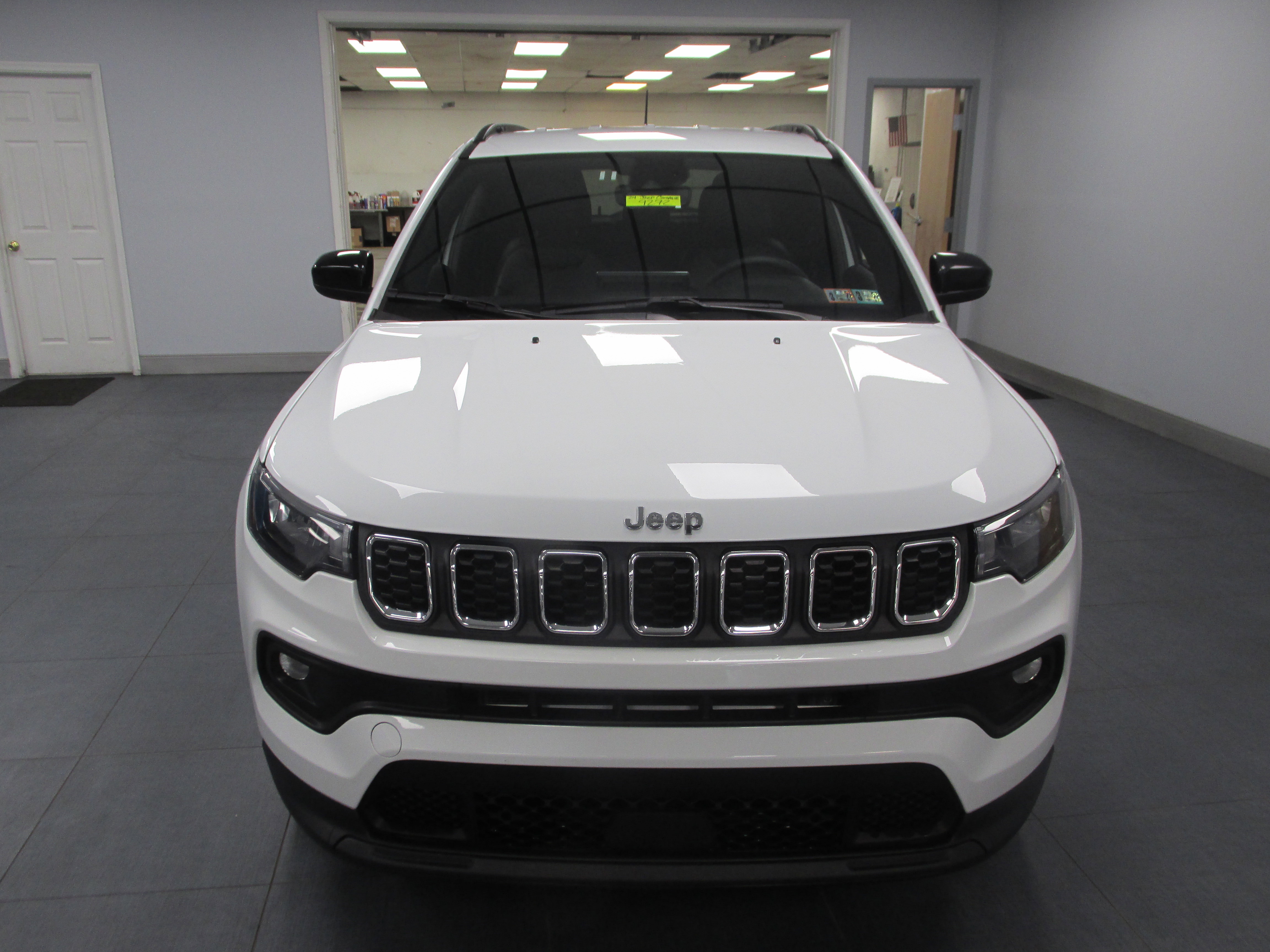 Used 2024 Jeep Compass Latitude image 2