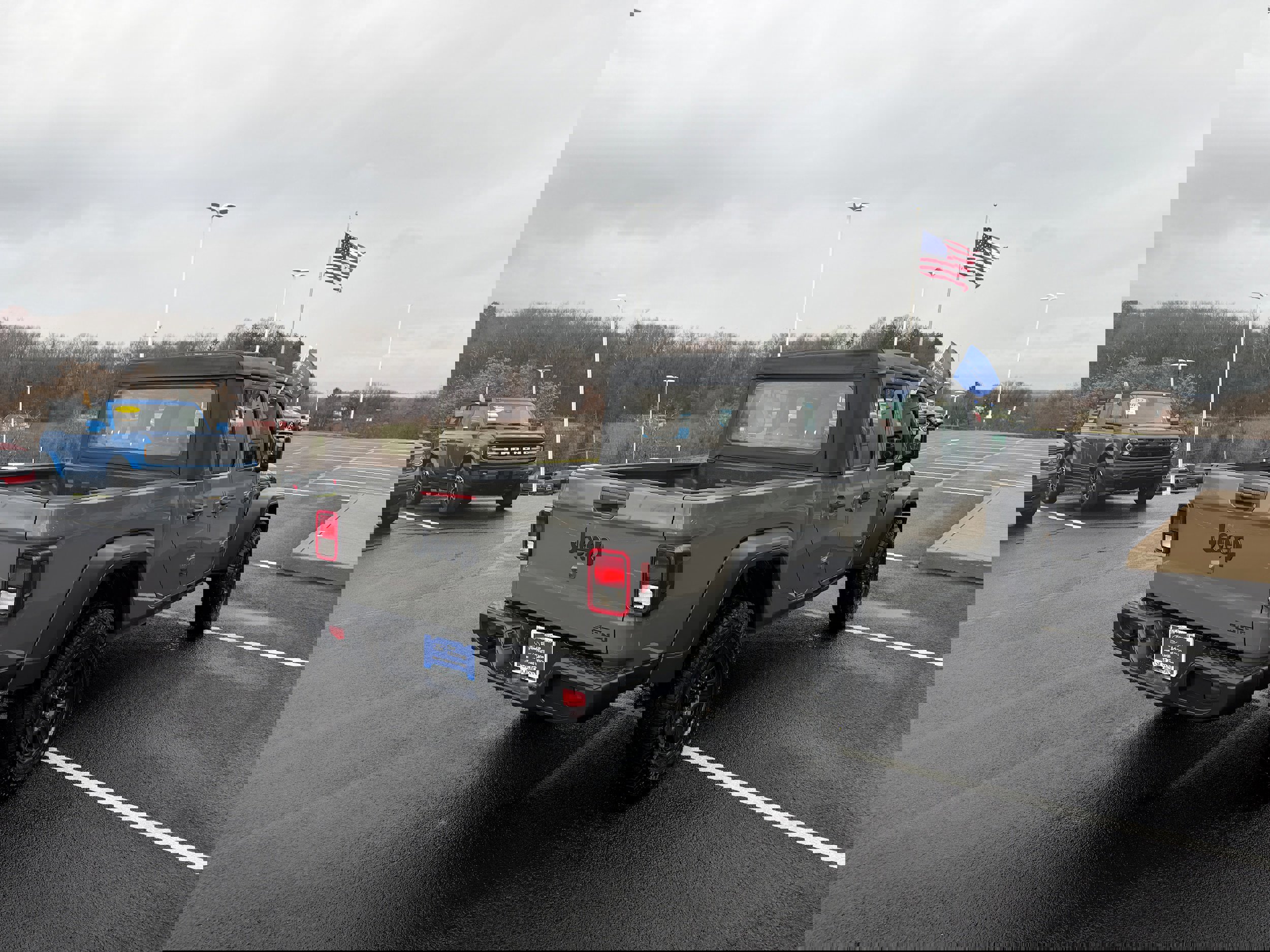 Used 2021 Jeep Gladiator Sport image 3