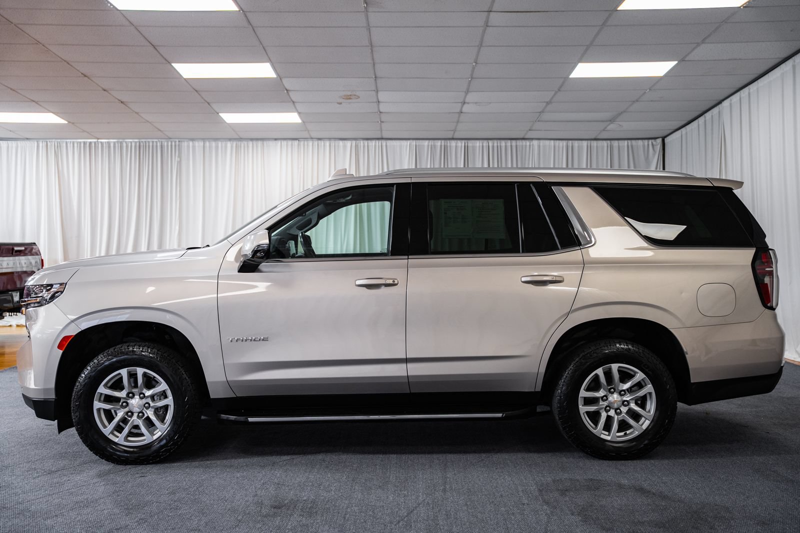 Used 2024 Chevrolet Tahoe LT w/ Luxury Package AWD/4WD image 4