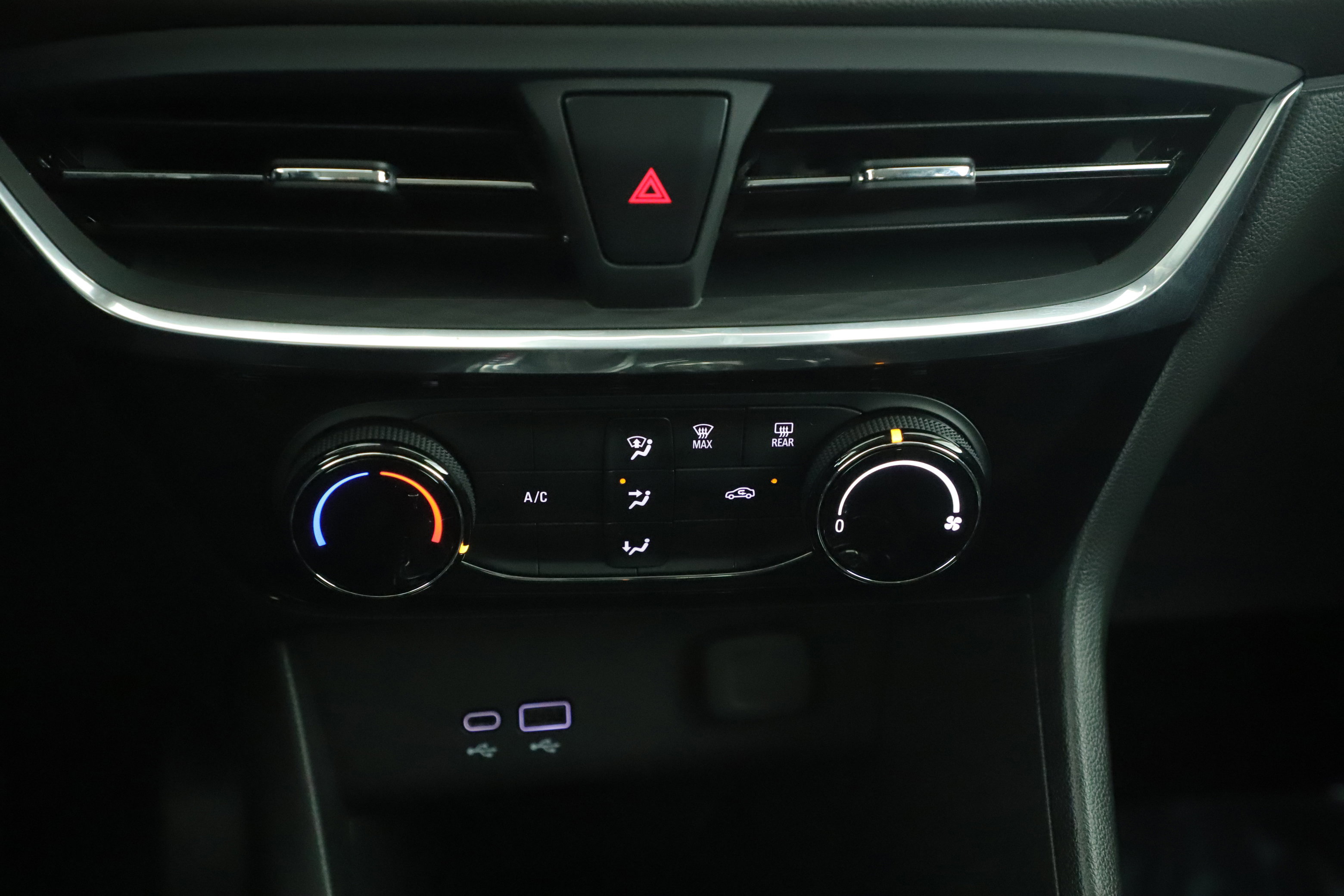 Used 2024 Buick Encore GX Sport Touring image 9