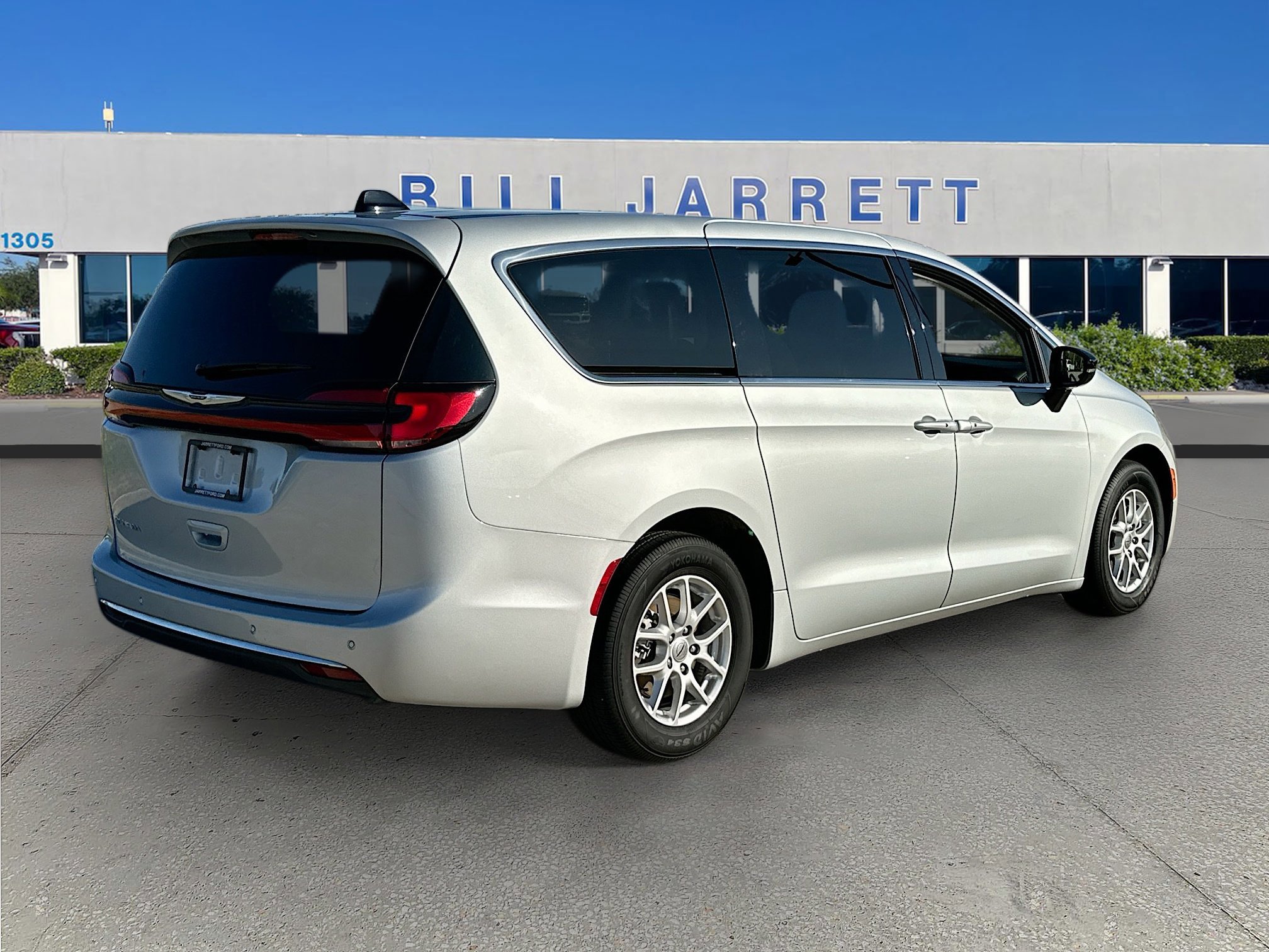 Used 2024 Chrysler Pacifica Touring-L image 5
