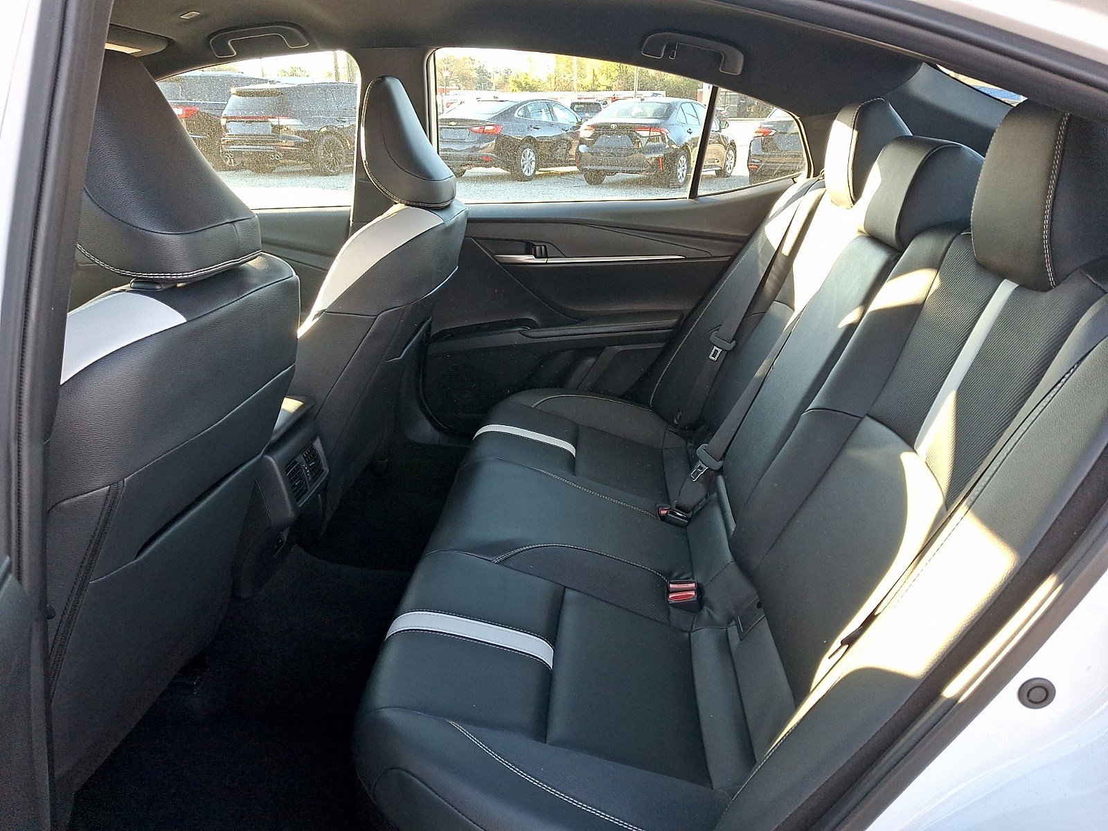 Used 2025 Toyota Camry SE FWD image 9