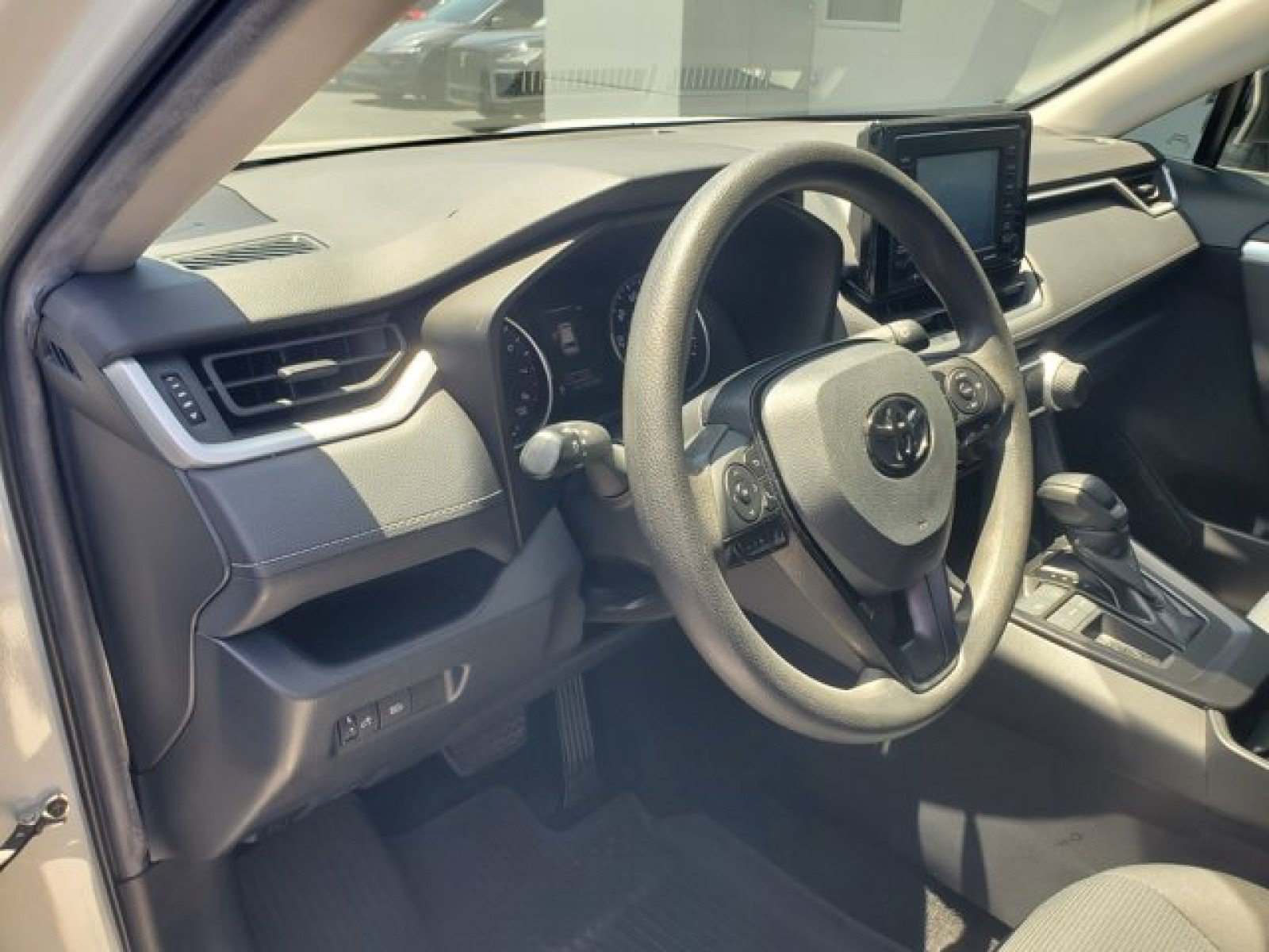 Used 2020 Toyota RAV4 LE FWD image 9