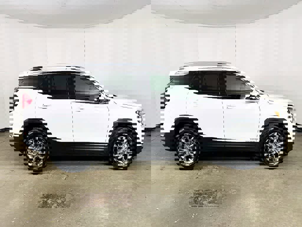 Used 2024 GMC Terrain SLT image 2