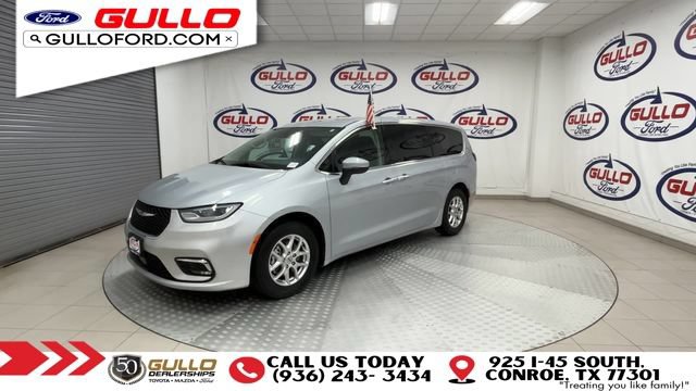 Used 2023 Chrysler Pacifica Touring-L FWD image 4
