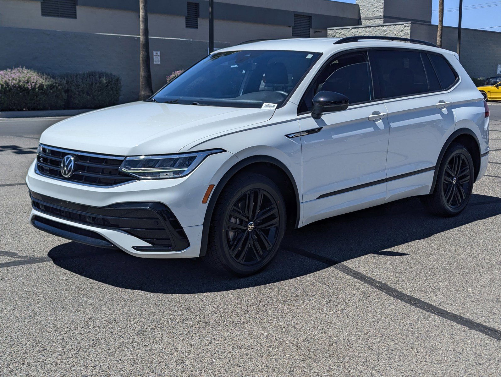 Used 2022 Volkswagen Tiguan SE R-Line FWD image 5