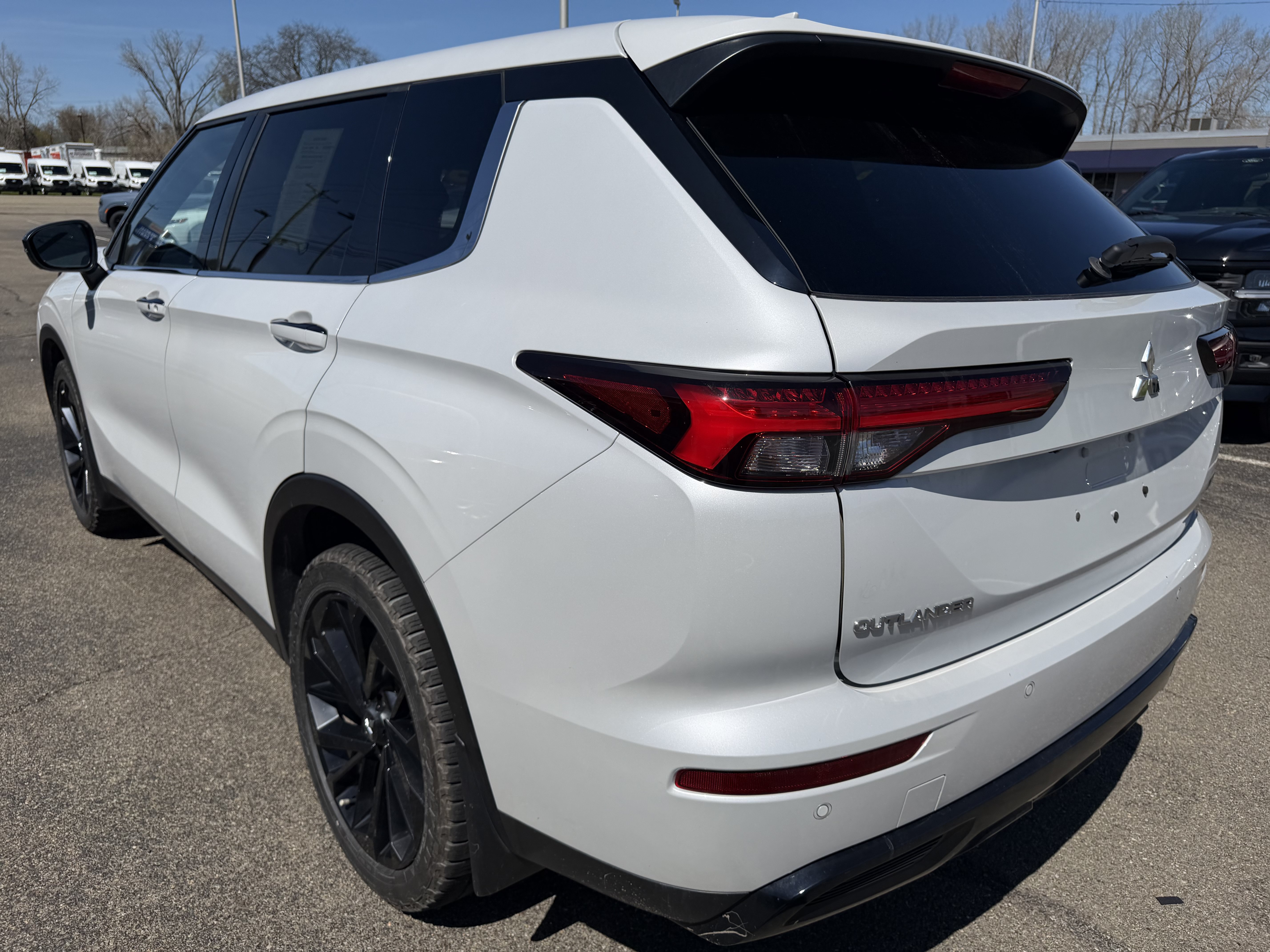Used 2023 Mitsubishi Outlander SE AWD/4WD image 3