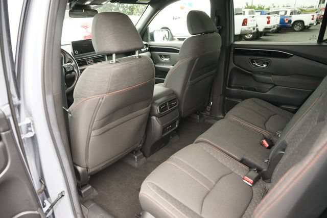 Used 2025 Honda Pilot Sport image 11