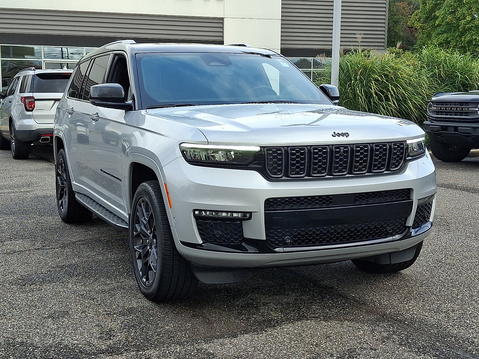 Used 2023 Jeep Grand Cherokee L Summit AWD/4WD image 2