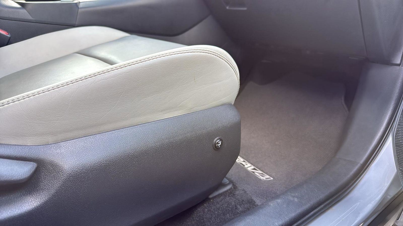 Used 2019 Toyota RAV4 XLE Premium image 24