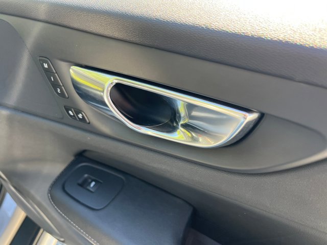 Used 2021 Volvo V60 T5 Cross Country image 33