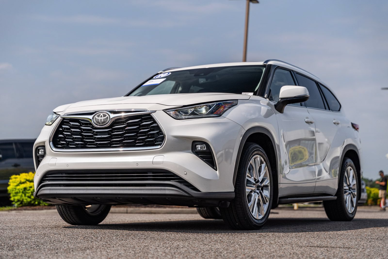 Used 2020 Toyota Highlander Limited FWD image 3