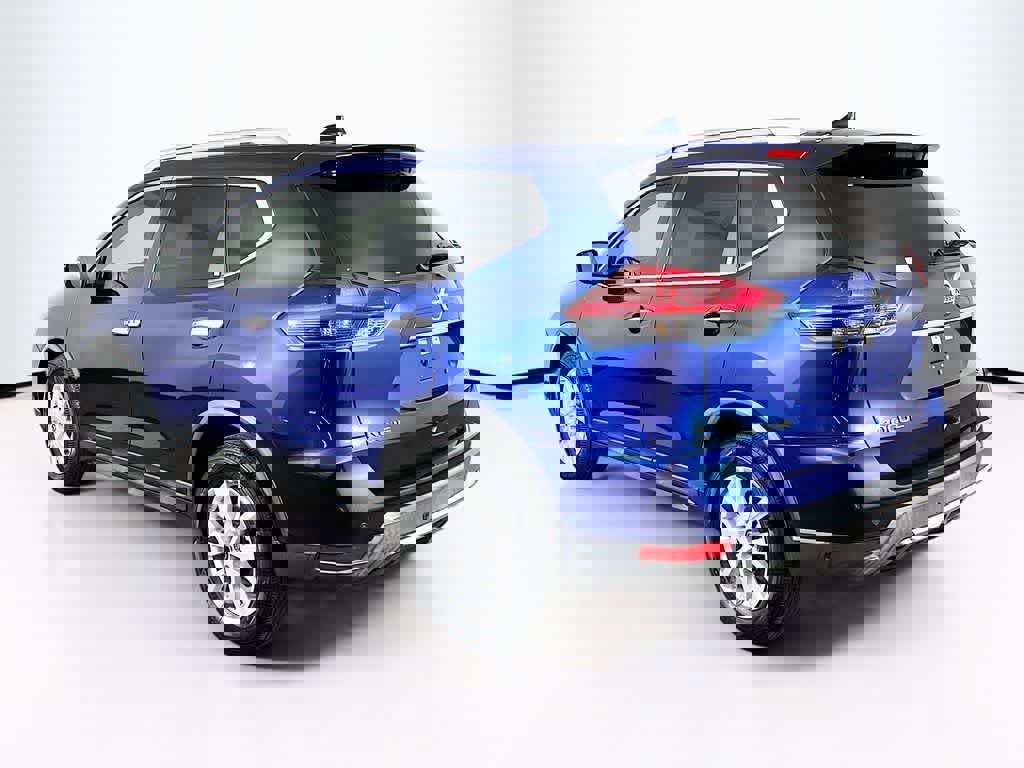 Used 2020 Nissan Rogue SV image 3