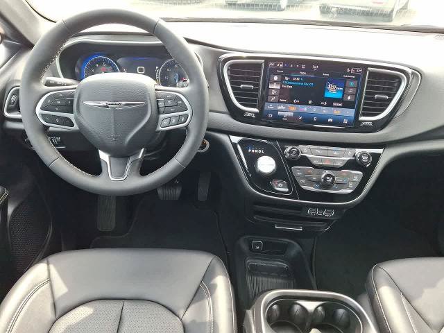 Used 2025 Chrysler Pacifica Select FWD image 27