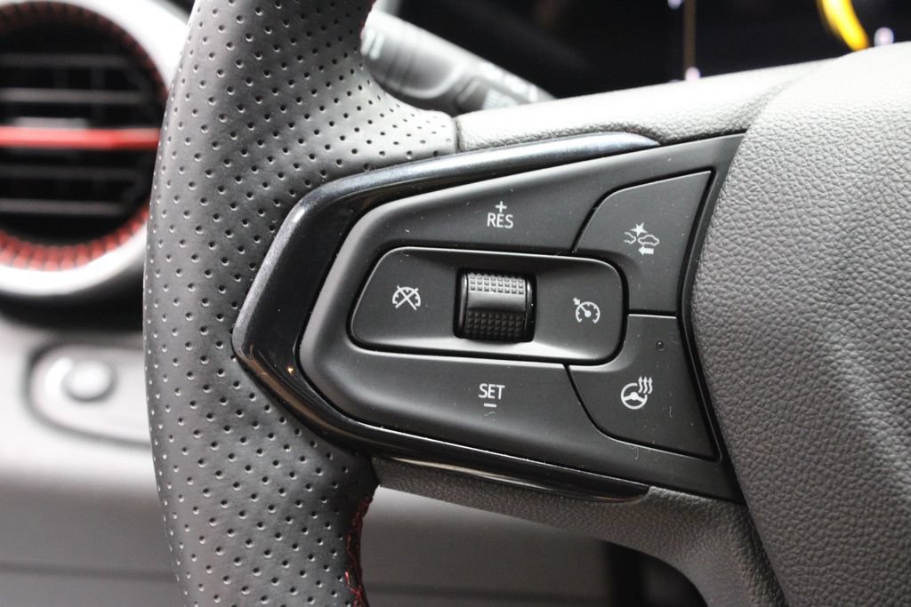 Used 2024 Chevrolet Trax RS w/ Sunroof Package FWD image 27