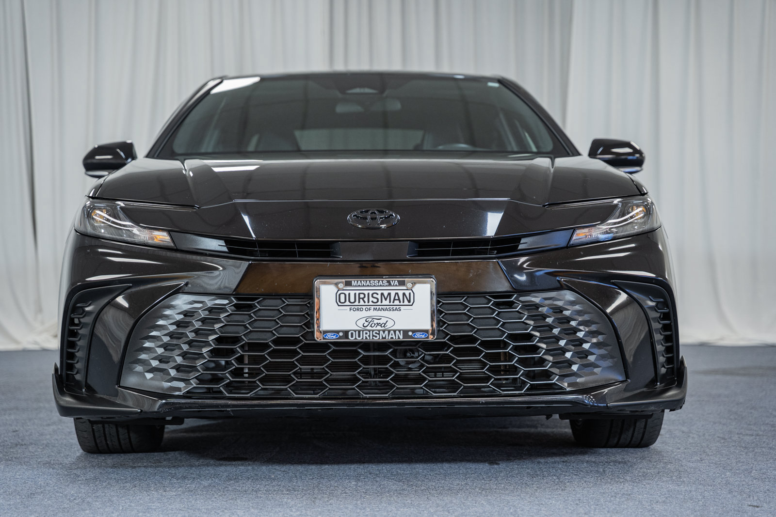 Used 2025 Toyota Camry SE FWD image 2