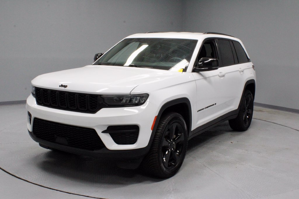 Used 2023 Jeep Grand Cherokee Altitude AWD/4WD image 6