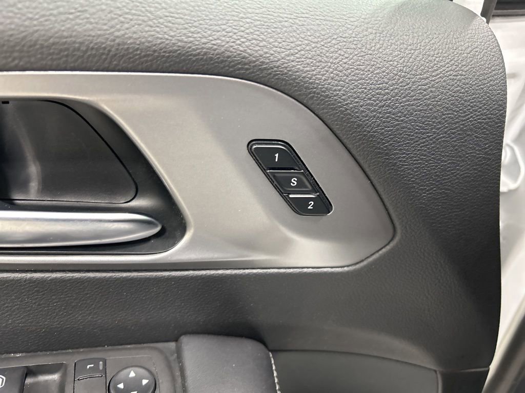 Used 2025 Chrysler Pacifica Select image 16