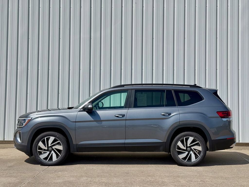 Used 2025 Volkswagen Atlas SE AWD/4WD image 3
