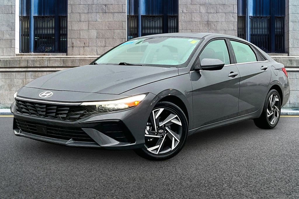 Used 2025 Hyundai Elantra SEL image 2