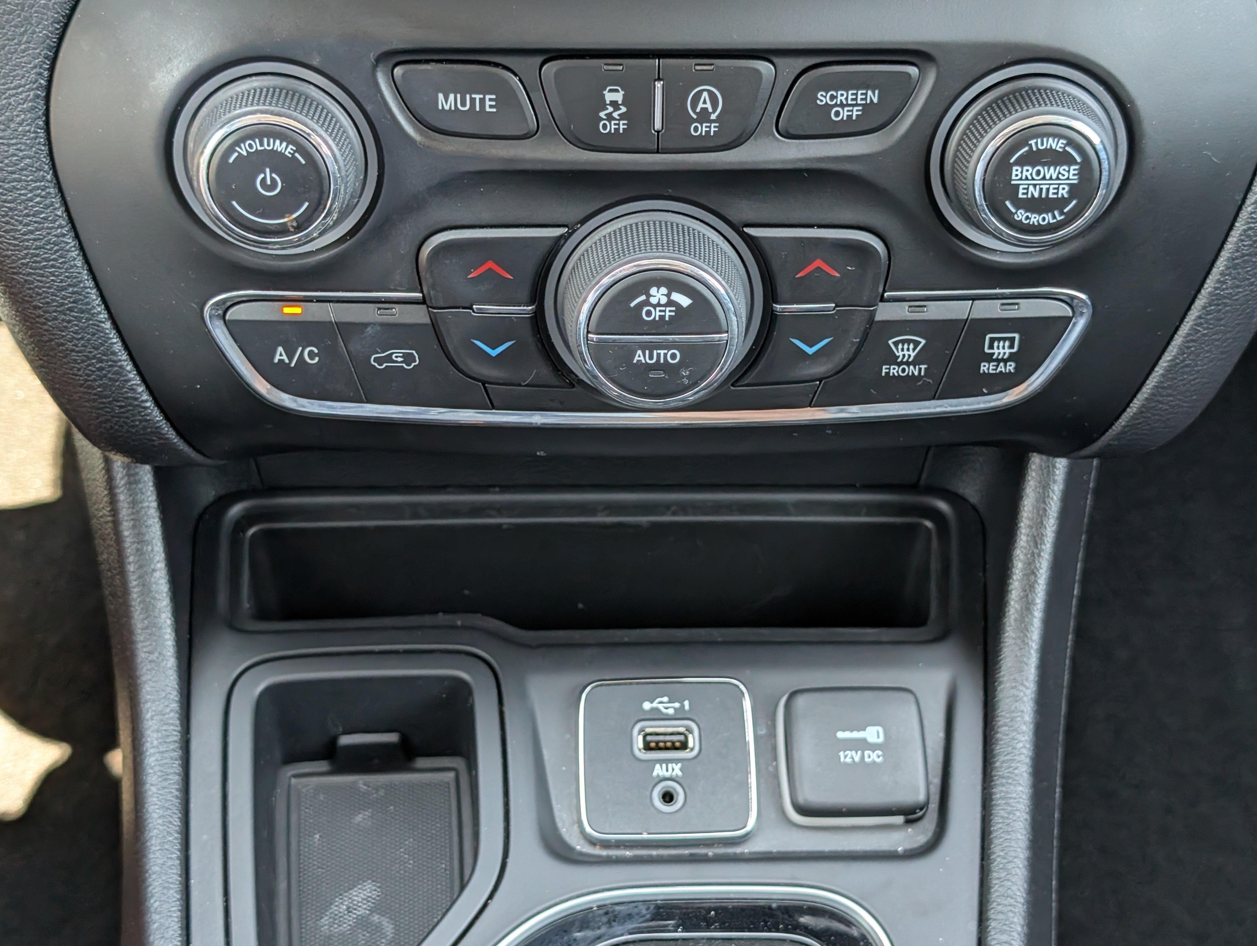Used 2020 Jeep Cherokee Latitude Plus FWD image 26