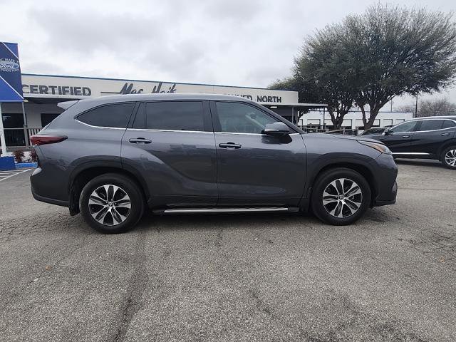 Used 2024 Toyota Highlander XLE image 2