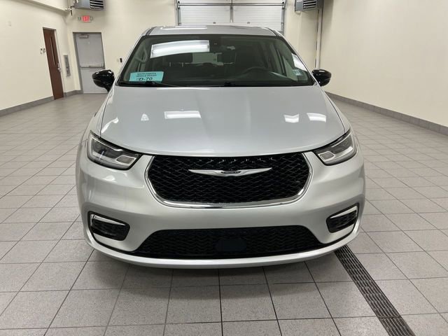 Used 2024 Chrysler Pacifica Touring-L FWD image 3