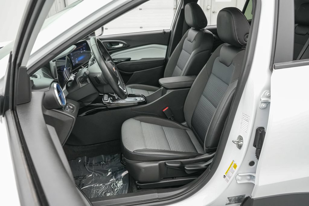 Used 2025 Chevrolet Trax LT w/ LT Convenience Package FWD image 11