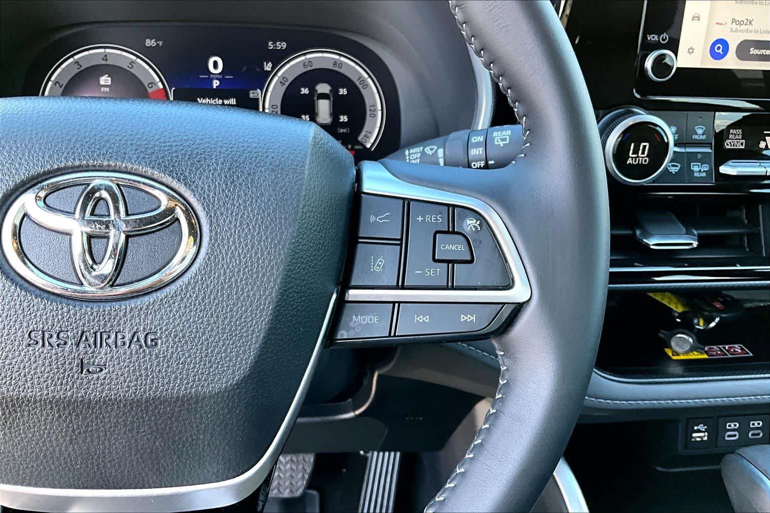 Used 2025 Toyota Highlander XSE AWD/4WD image 25