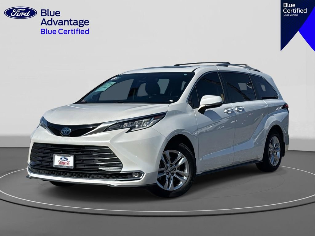 Used 2024 Toyota Sienna Limited image 1