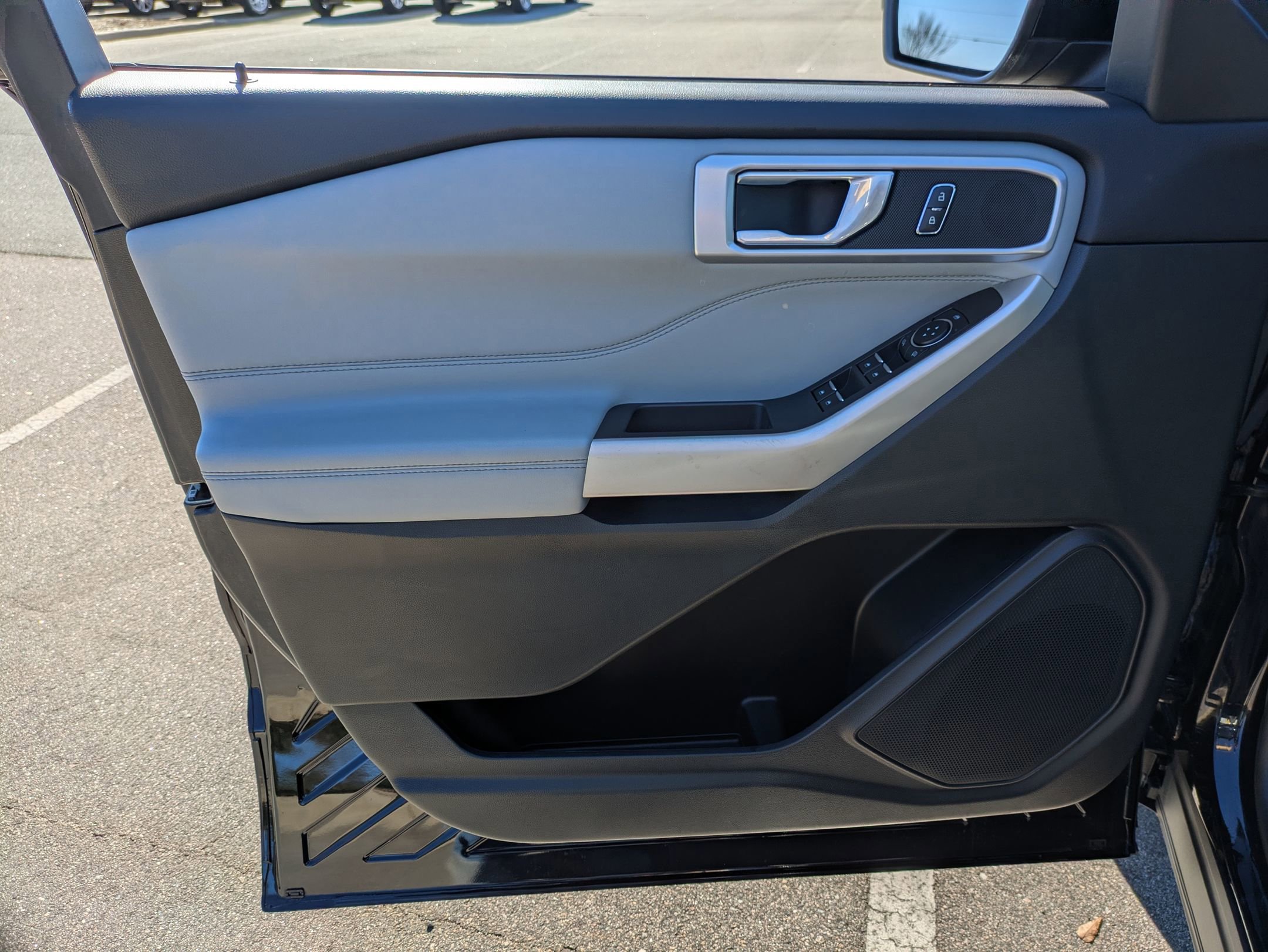 Certified 2022 Ford Explorer XLT w/ Equipment Group 202A image 15