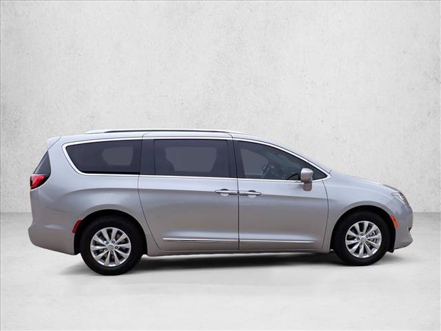 Used 2018 Chrysler Pacifica Touring-L FWD image 5