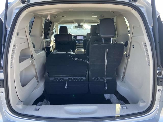 Used 2024 Chrysler Pacifica Touring-L FWD image 10