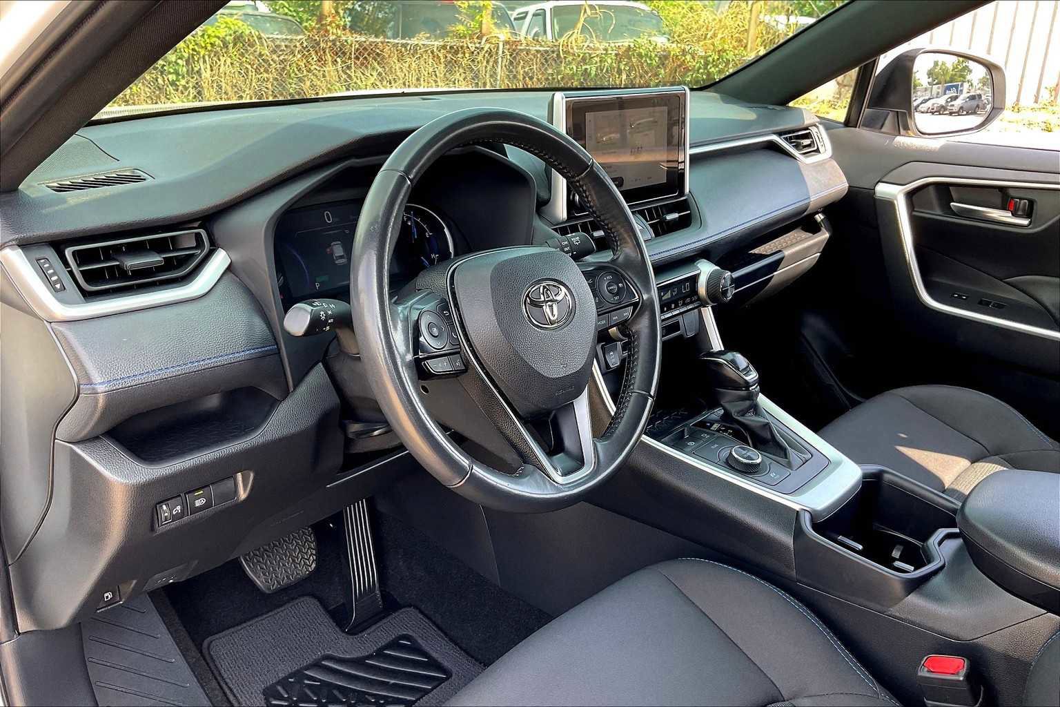 Used 2024 Toyota RAV4 SE image 15