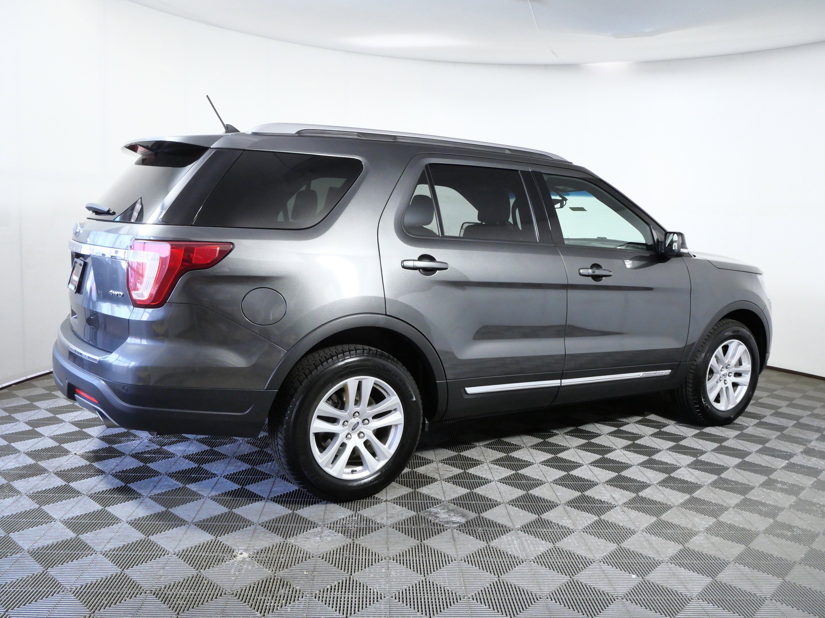 Certified 2018 Ford Explorer XLT w/ Equipment Group 202A AWD/4WD image 8