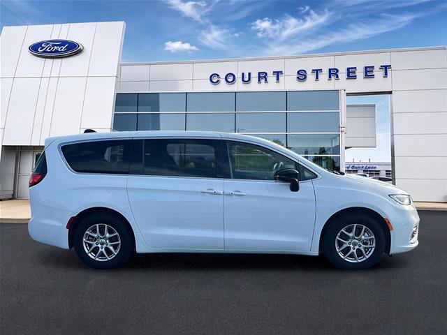 Used 2025 Chrysler Pacifica Select FWD image 4
