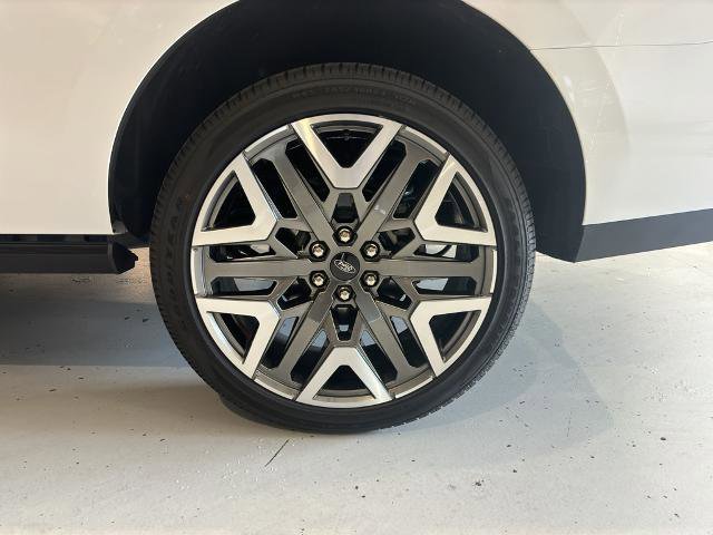 Certified 2025 Ford Expedition Platinum w/ Platinum Ultimate Package AWD/4WD image 9