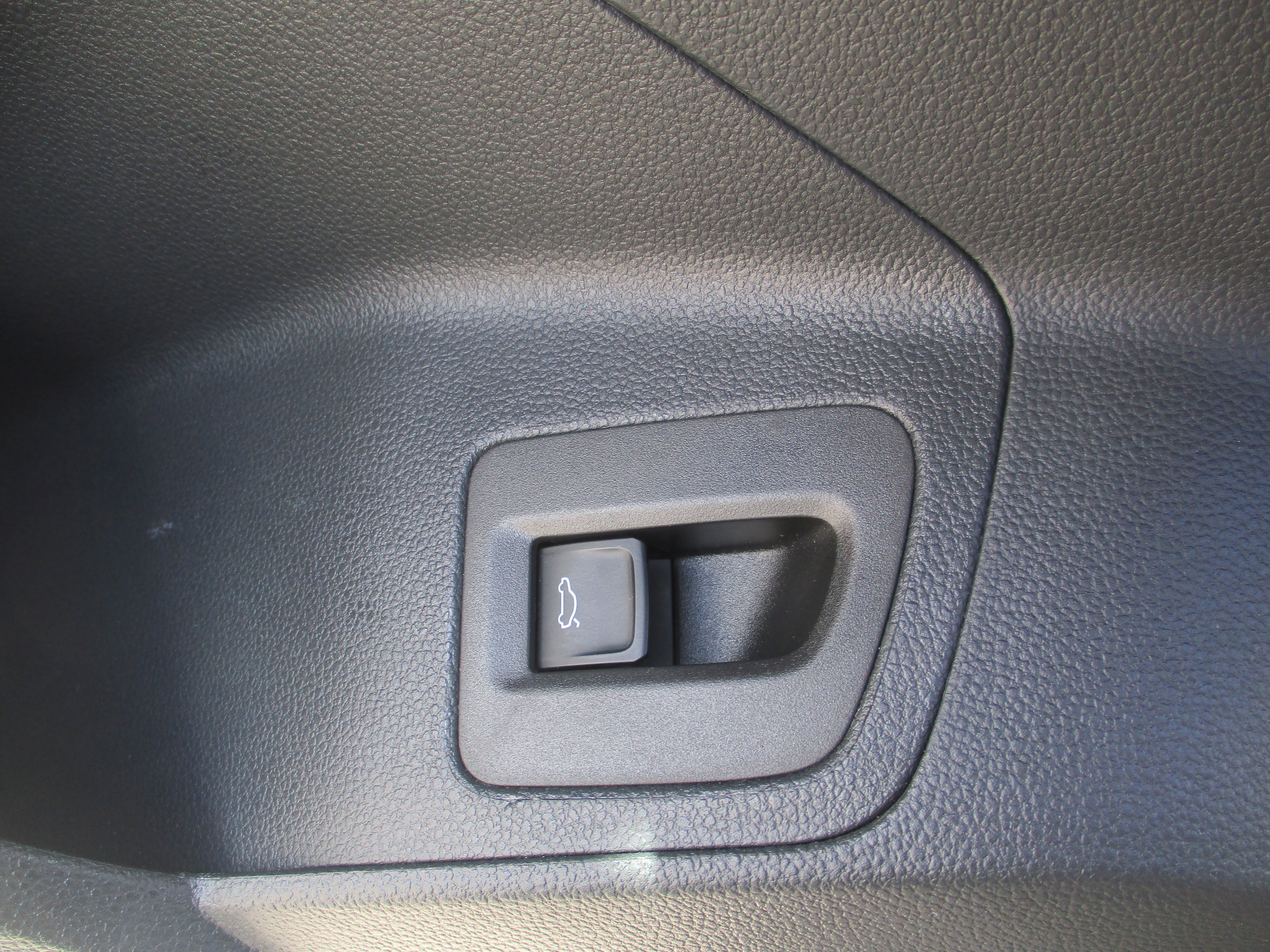 Used 2020 Volkswagen Atlas Cross Sport SE image 17