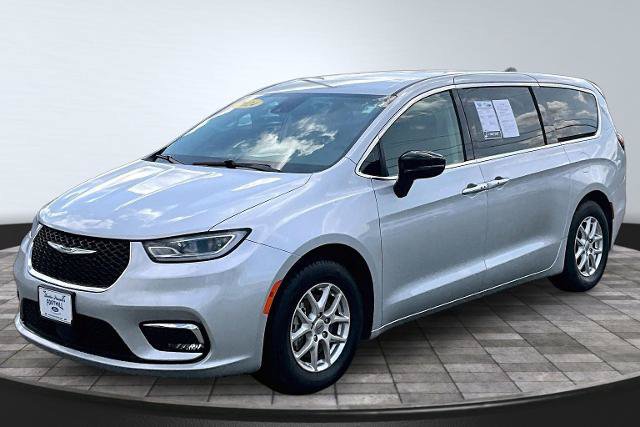 Used 2024 Chrysler Pacifica Touring-L FWD image 12