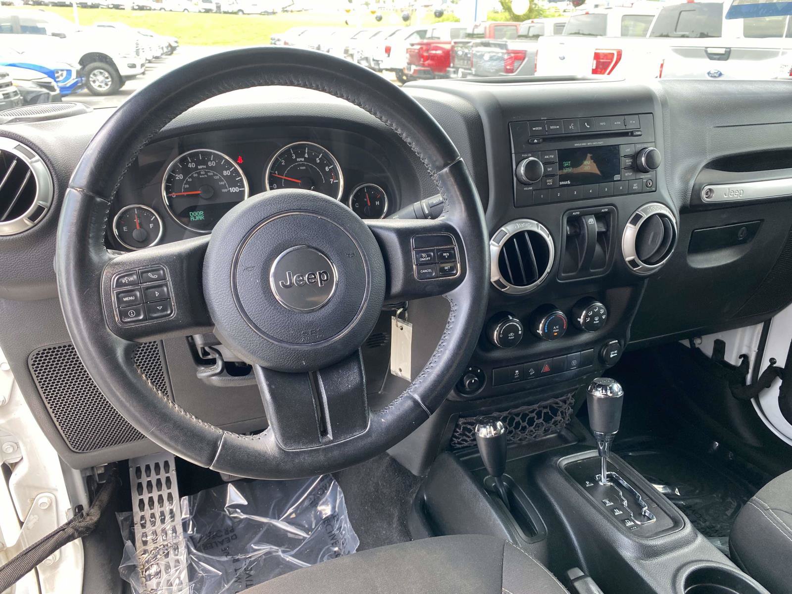 Used 2018 Jeep Wrangler Sahara w/ Connectivity Group AWD/4WD image 12