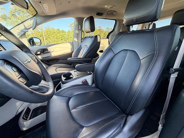 Used 2024 Chrysler Pacifica Touring-L FWD image 10
