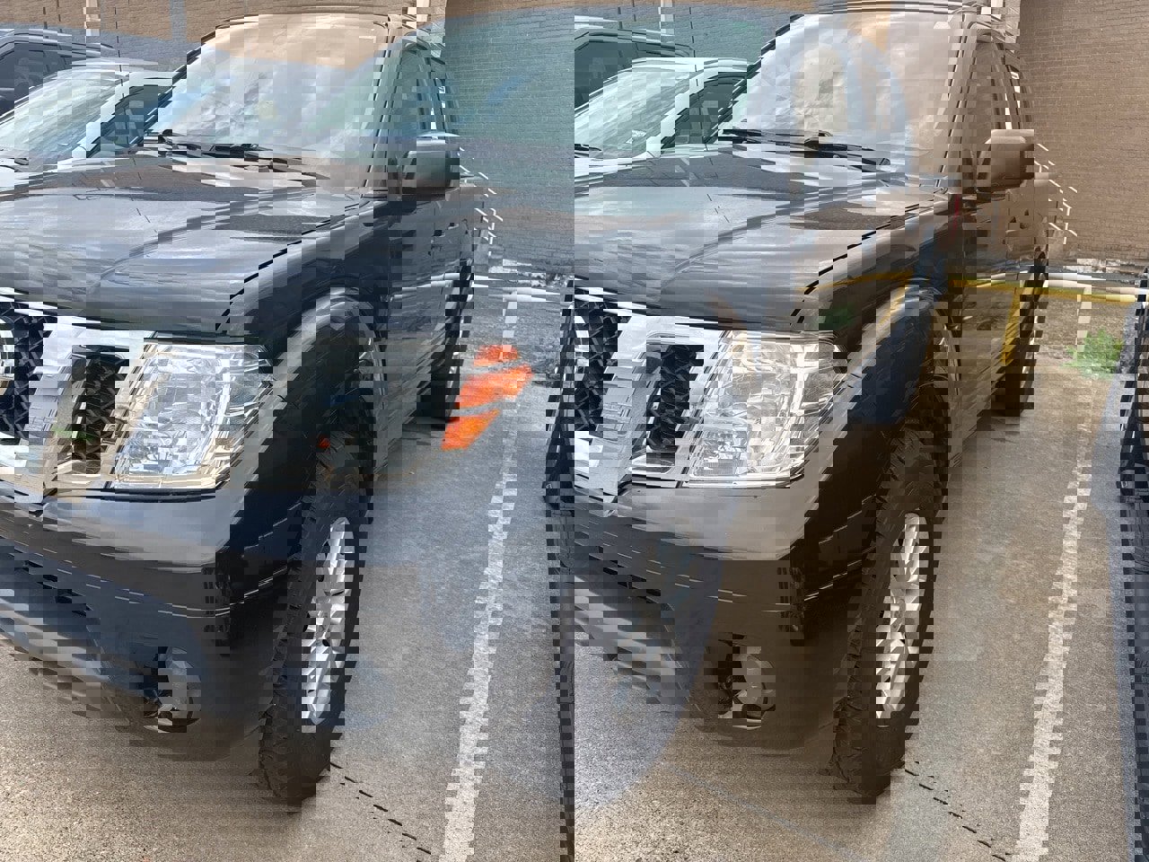 Used 2019 Nissan Frontier SV image 1