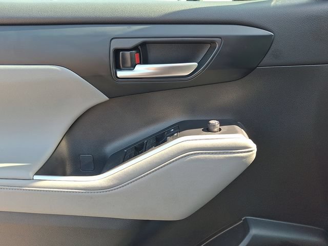 Used 2023 Toyota Highlander XLE FWD image 13