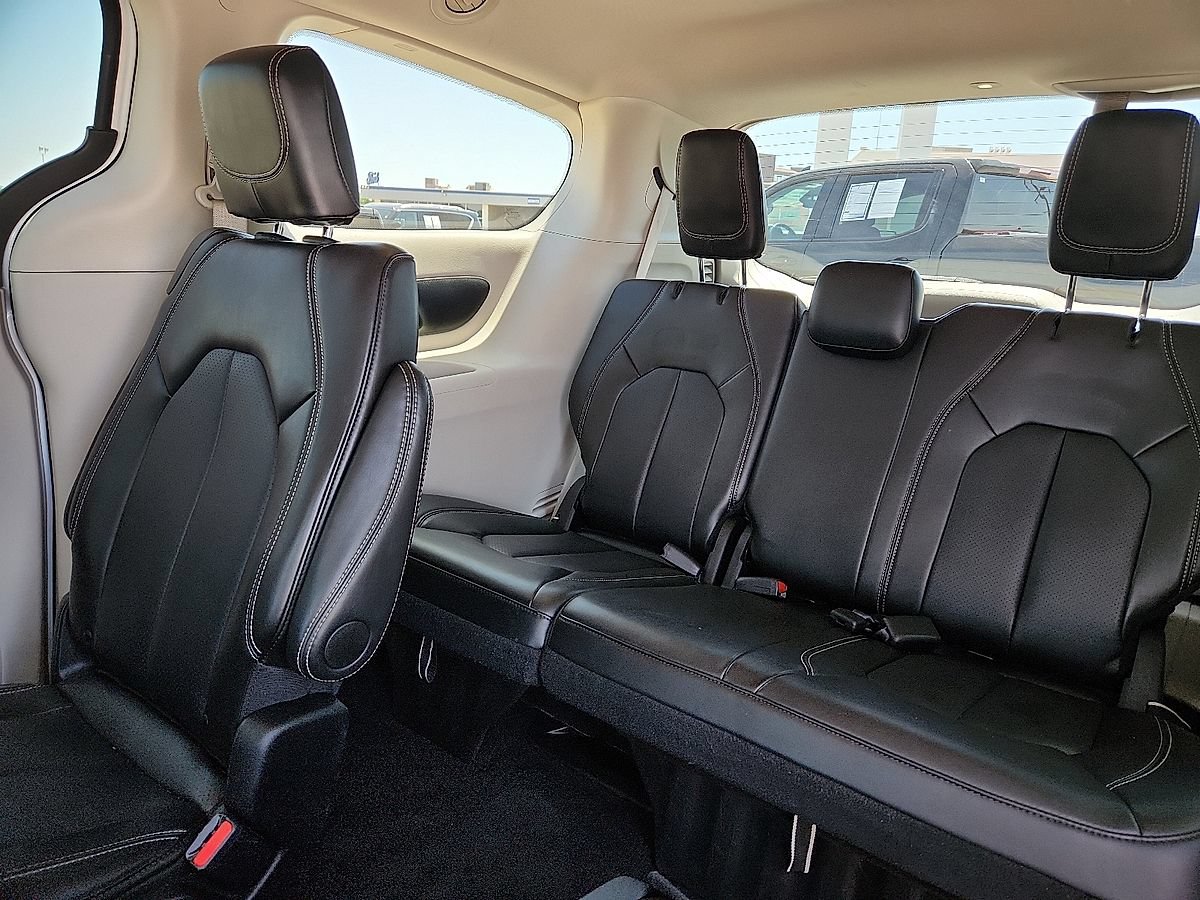 Used 2024 Chrysler Pacifica Touring-L FWD image 5
